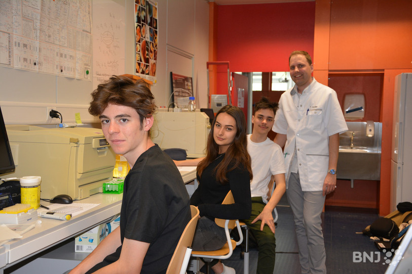 Thibaud Rossel avec trois de ses élèves.