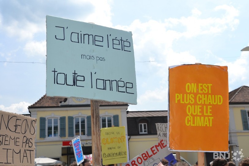 Les étudiants ont scandé les slogans en faveur du climat tout le long du parcours.