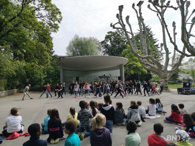 Les classes francophones et germanophones ont travaillé ensemble sur ce projet bilingue en mêlant danse, tai chi, chants et histoires.