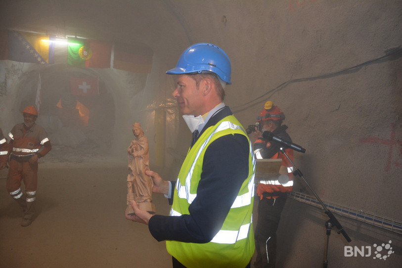 Le ministre jurassien David Eray a reçu la statue de Sainte Barbe.