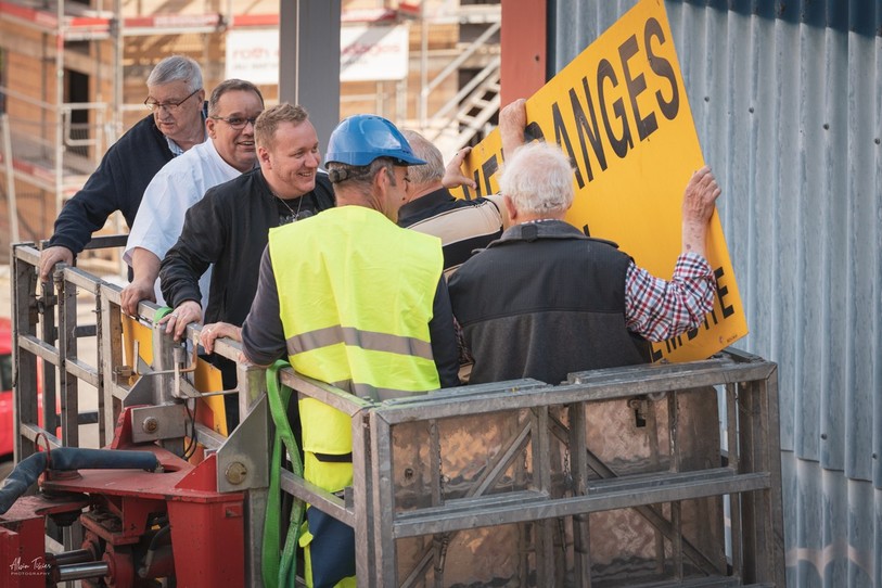 Coup d'envoi de la démolition du hangar bleu de la Fête de Vendanges avec Xavier Grobéty, président central de la fête, au deuxième rang depuis le fond. (Photo: Fête des Vendanges).