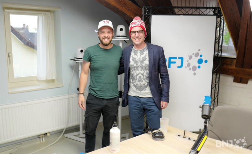 Échanger hiver-été avec la casquette des 40 ans du Jura que nous a amenée Guillaume Lachat.