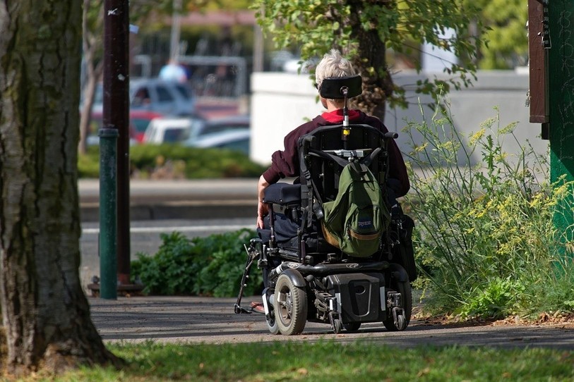 La personne âgée de 94 ans a déposé plainte en décembre 2018 pour le vol de son fauteuil roulant électrique à Onnens, dans le canton de Vaud. (Photo: illustration Pixabay)