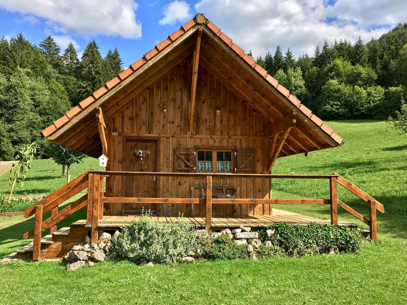 La « Cab’Anne » offre l’occasion de vivre sans électricité ni eau courante et de dormir sur des matelas garnis d’épeautre. (Photo : Jura Tourisme)