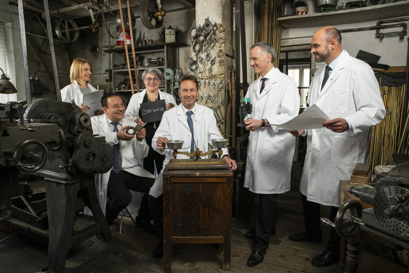 Pour fêter les 10 ans de l’inscription Unesco de La Chaux-de-Fonds et du Locle, ainsi que pour valoriser le patrimoine neuchâtelois, le Conseil d’État a décidé de réaliser sa nouvelle photo officielle à l’Atelier oublié à La Chaux-de-Fonds. (photo : Chancellerie d’État ).