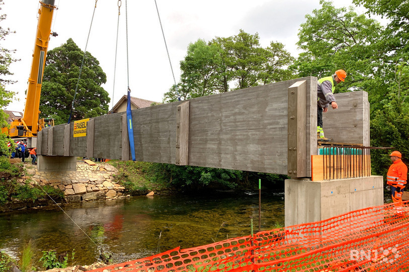 La nouvelle passerelle est principalement composée de bois.