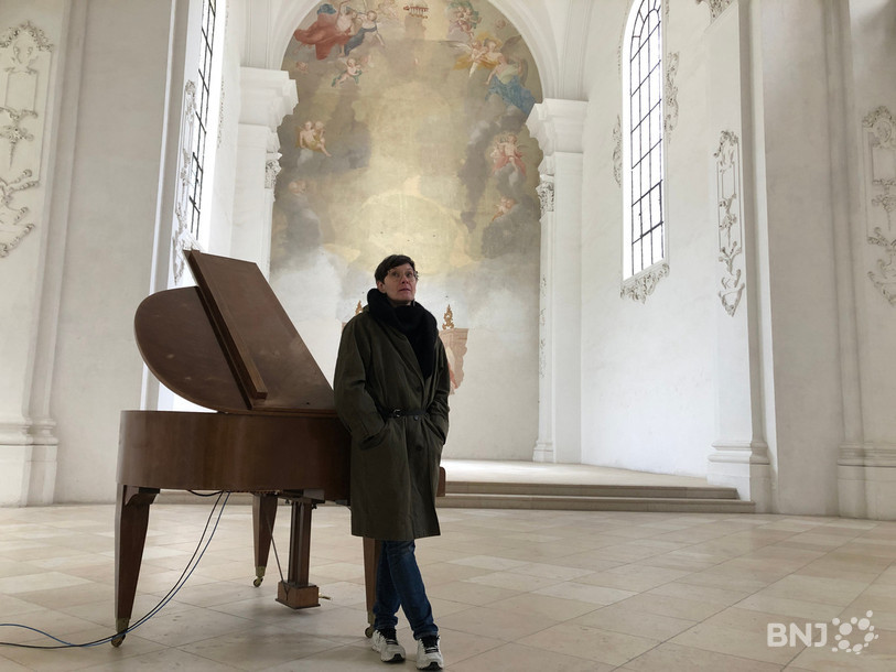 L'artiste Zilla Leutenegger présente son installation à l'Abbatiale de Bellelay.