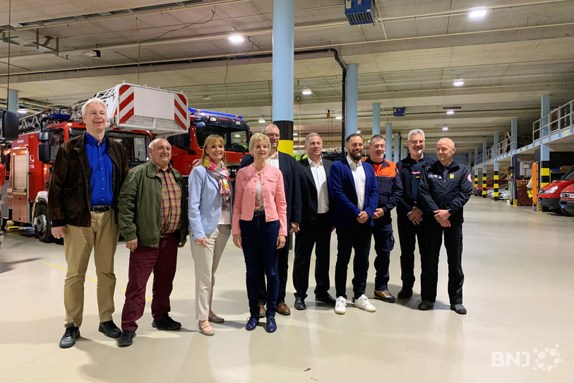 La présidente du syndicat, la conseillère communale de Milvignes Marlène Lanthemann, et la conseillère communale de Neuchâtel Violaine Blétry-de Montmollin, posent avec à gauche les représentants du comité du nouveau syndicat, les conseillers communaux Heinz Hoffmann (La Tène), Pierre de Marcellis (Le Landeron) et Alexandre Béguin (La Grande Béroche), et à droite le commandement du nouveau syndicat : le chef du Service communal de la sécurité Frédéric Mühlheim et son adjoint Samuel Monbaron, le commandant de l’organisation de protection civile Jérôme Huguenin, le commandant de la région de défense incendie du Littoral Florian Chédel et le responsable des sapeurs-pompiers volontaires Jean-Claude Bonvin.