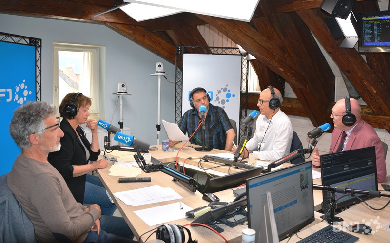 On a parlé d'écologie dans Pure Politique ce mercredi. De gauche à droite: Marc Tourrette (Pro Natura Jura), Erica Hennequin (députée/Les Verts), Raphaël Chalverat (journaliste RFJ), Pierre-Alain Berret (directeur de la CCIJ) et Gabriel Voirol (député/PLR).