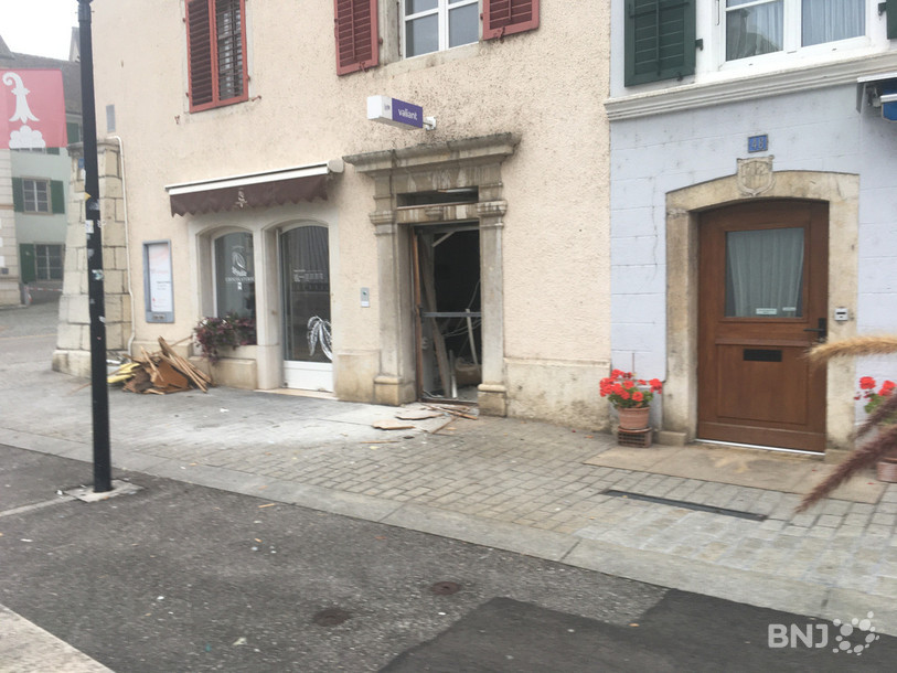 L'explosion du bancomat a engendré des dégâts sur le bâtiment.
