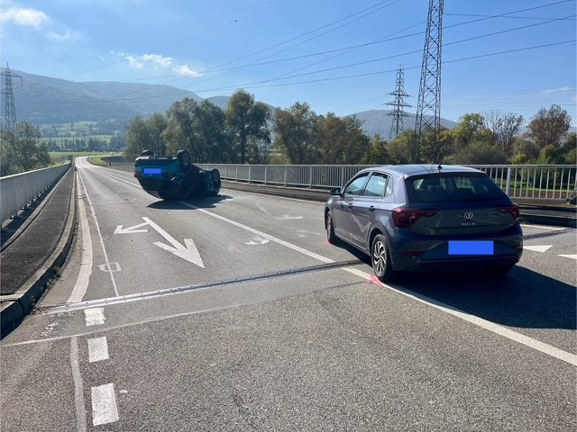 L'intersection à la sortie de l'A16 à Bassecourt est connue pour être accidentogène, comme lors de cet accident en automne 2025. Des « STOP » ont remplacé le « Cédez le passage » visible ici. (Photo d'archive : Police cantonale jurassienne).