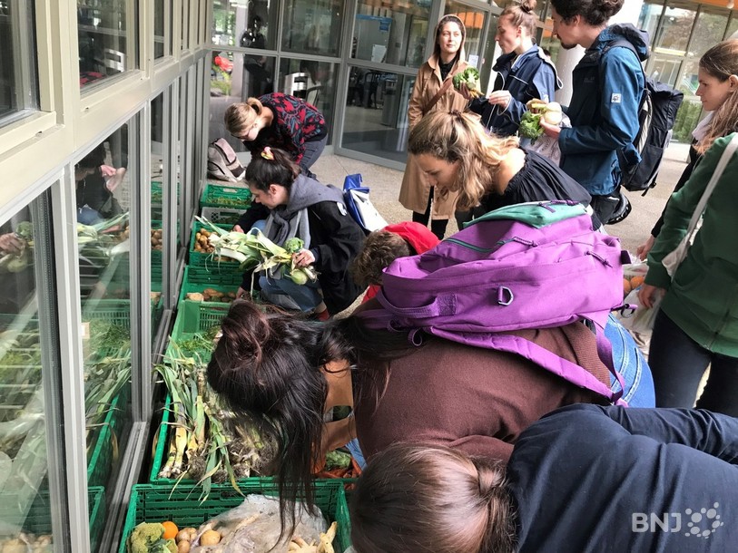 Après la récupération des invendus au marché près de 12 cageots de légumes et de pain étaient à disposition des étudiants de l’Université de Neuchâtel
