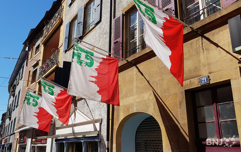 Les drapeaux de la Quinzaine neuchâteloise flottent dans les rues de la ville de Neuchâtel.