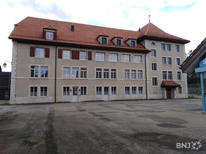L’ancien foyer d’éducation de Prêles pourrait accueillir une nouvelle prison. Le canton de Berne fera part de son choix entre Prêles et Witzwil au début de l’année prochaine. (Photo: archives)