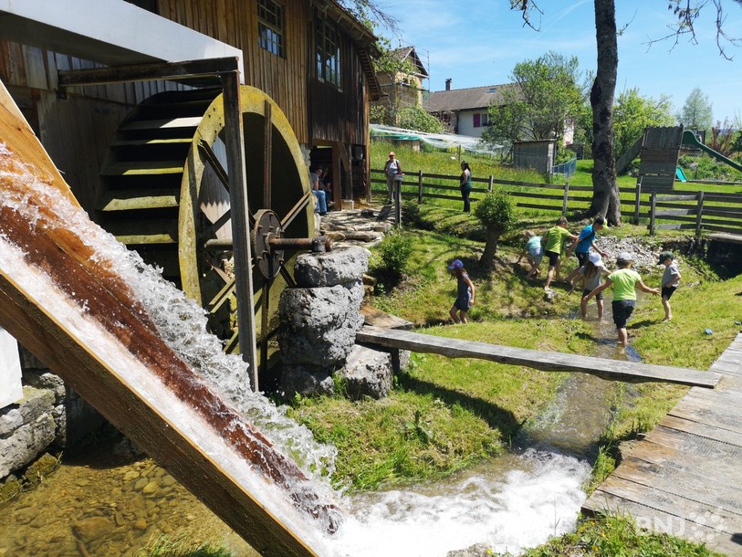 A Saicourt, lorsque l'eau du canal n'actionne pas la roue et la scie à l'étage, elle est déversée immédiatement dans la Trame.