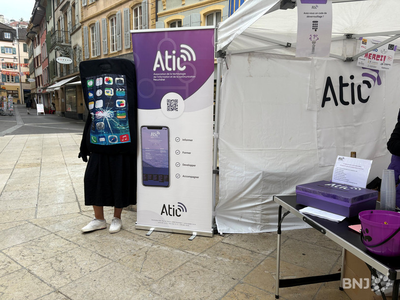 Pour alerter sur une fracture numérique qui ne cesse de grandir, l'association neuchâteloise Atic s'est attaché les services d'un smartphone géant.
