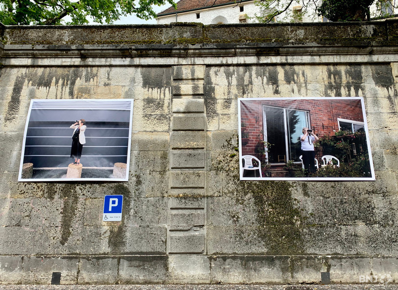 Les Journées photographiques de Bienne ont proposé des expositions en plein air également, comme ici en vieille ville. (Image : archives)