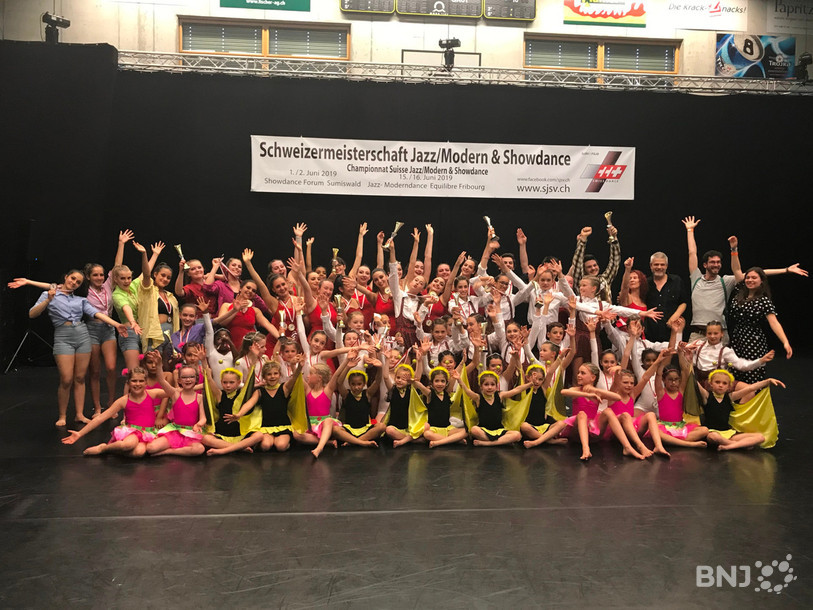 L'école chaux-de-fonnière Sun Star Dance est rentrée avec 15 médailles des championnats de Suisse de show dance.