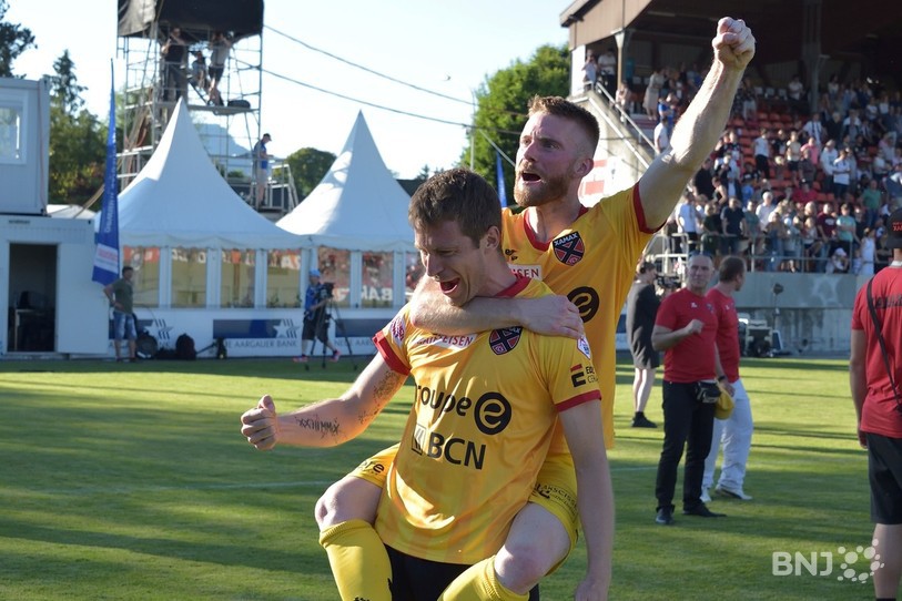 La joie des Xamaxiens (Charles-André Doudin et Thibault Corbaz) à la fin du match.