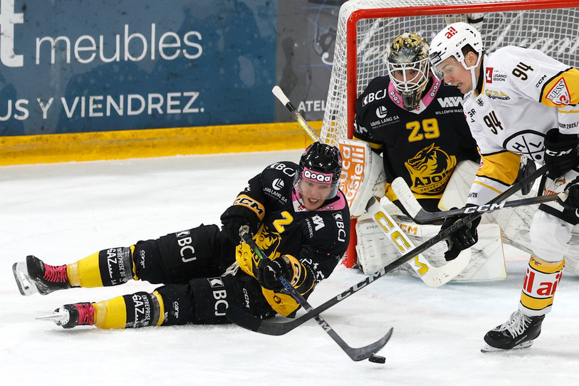 Valentin Pilet et Noah Patenaude n'ont pas pu éviter une nouvelle défaite au HC Ajoie. (Photo : KEYSTONE/Peter Klaunzer)