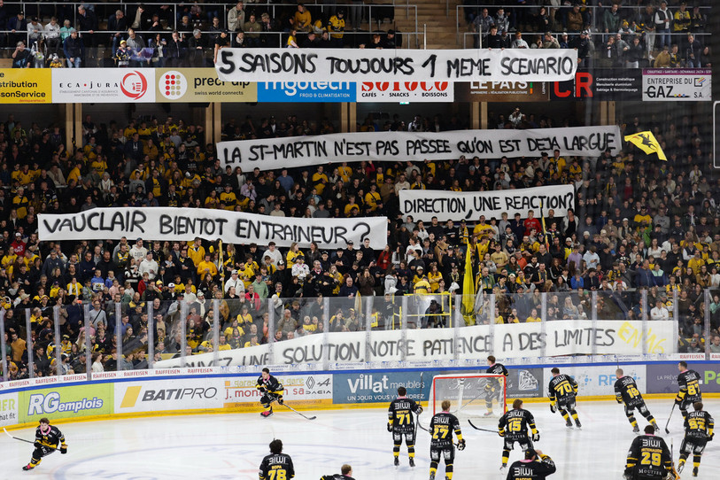 Le public ajoulot a manifesté son mécontentement avec des banderoles au coup de sifflet final. (Photo : KEYSTONE/Peter Klaunzer)