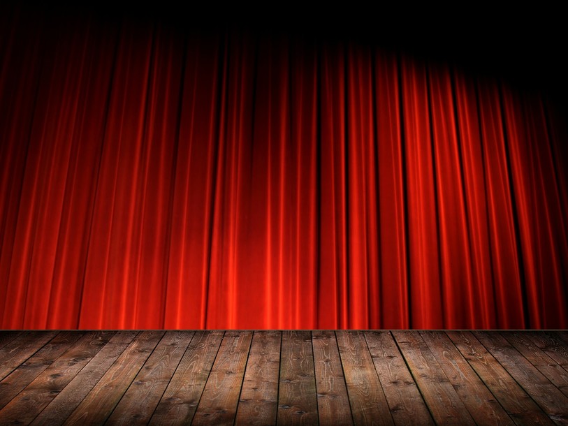 Scène de théâtre avec le rideau rouge
