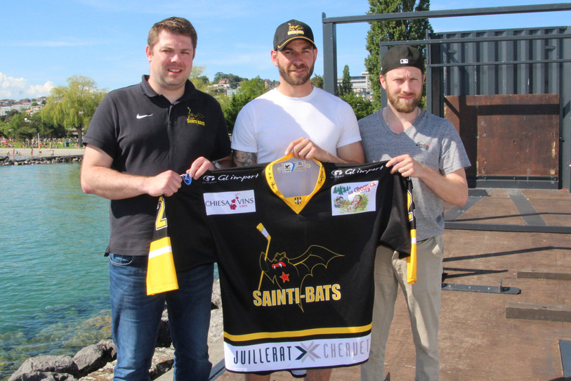 Jérôme Bonnet pose déjà avec le maillot du HC St-Imier dans les mains entouré du président Ludovic Barras (à gauche) et du directeur technique Pascal Stengel.