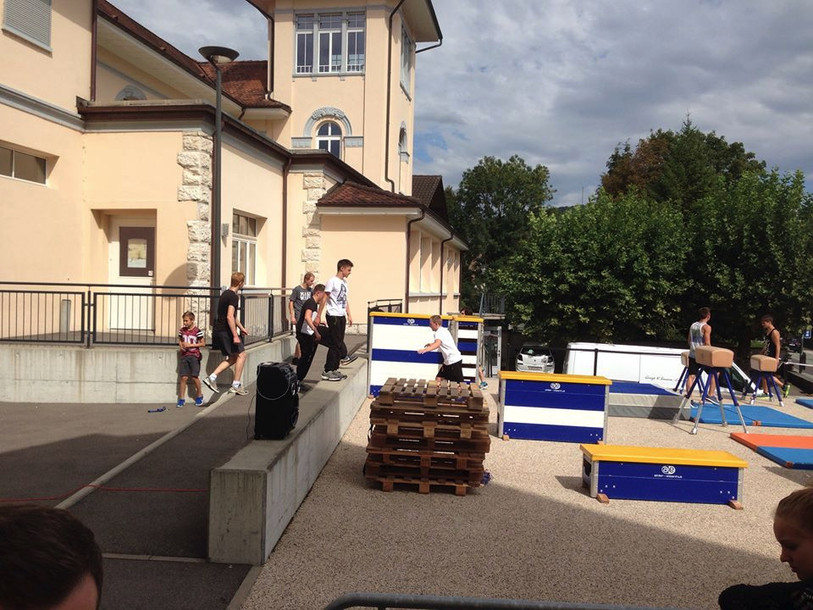 Une photo réalisée dans le cadre de l’action 72 heures. Les jeunes avaient décidé d'organiser un parkour. (Photo : Alain Berberat)