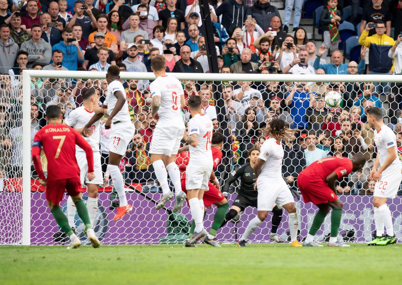 Cristiano Ronaldo ouvre la marque sur coup-franc face à la Suisse (photo : Twitter UEFA Nations League).