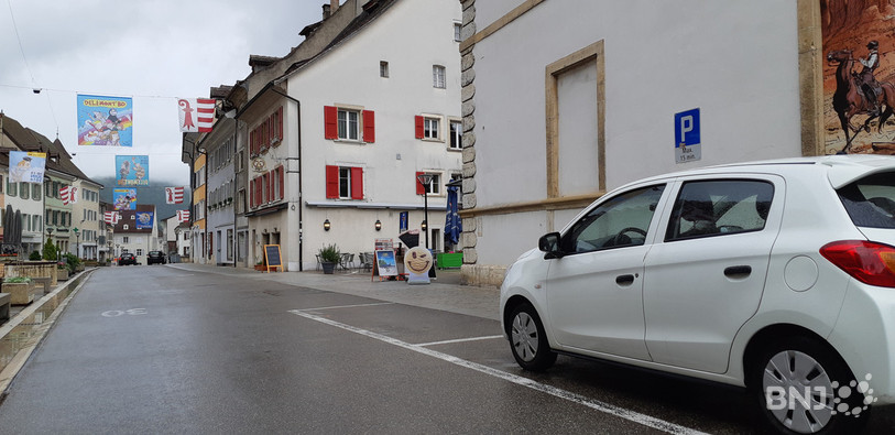 Le Conseil communal de Delémont veut supprimer les places de parc « 15 minutes » situées dans la rue du 23 juin, ce qui ne plaît pas à tout le monde.