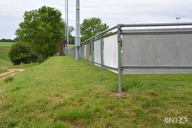 L'élargissement se ferait au Nord, sur ce talus, avec la création d'un mur de gabions pour gagner quelques mètres.