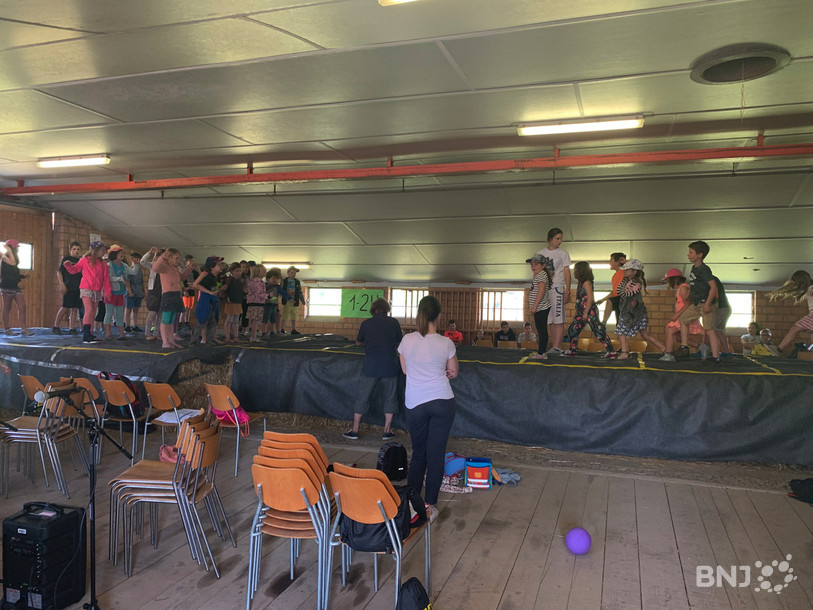 Une centaine d’élèves de l’école primaire participent au spectacle.