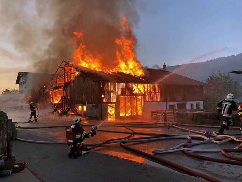Les flammes ont très rapidement consumé la menuiserie aux premières heures du matin (photo: police cantonale bernoise)