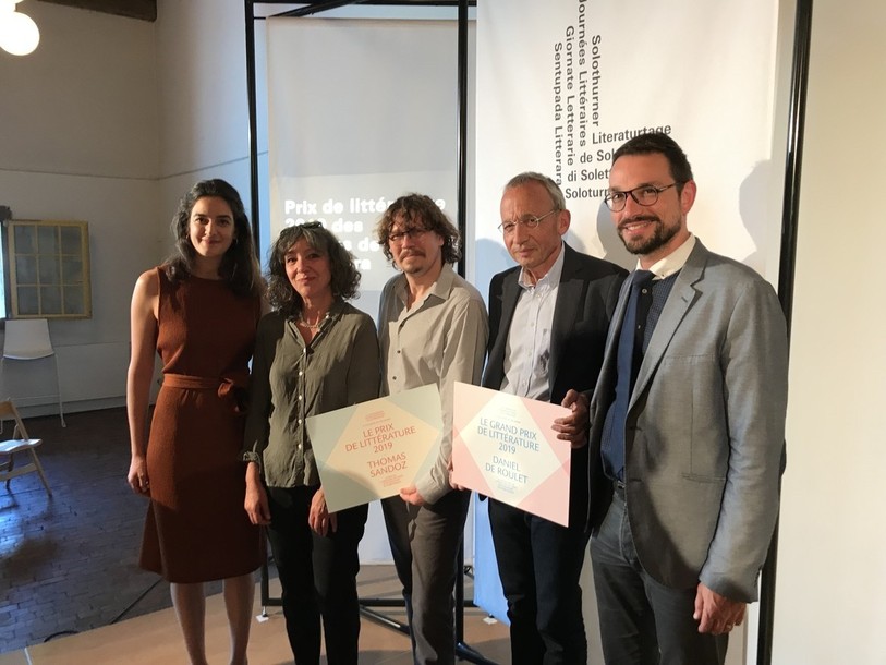 Photo officielle aux Journées littéraires de Soleure. De g. à dr. : Mauranne Riesen (Conseil du Jura bernois), Valérie Meylan (présidente de la CiLi), Thomas Sandoz, Daniel de Roulet et Martial Courtet.