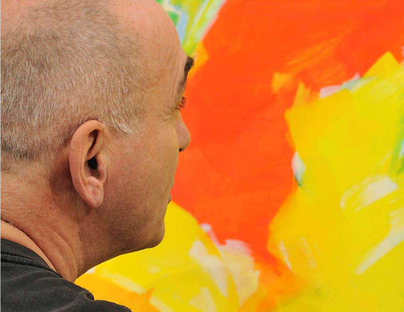Michel Gentil face aux couleurs de ses toiles. (Photo : Michel Gentil)