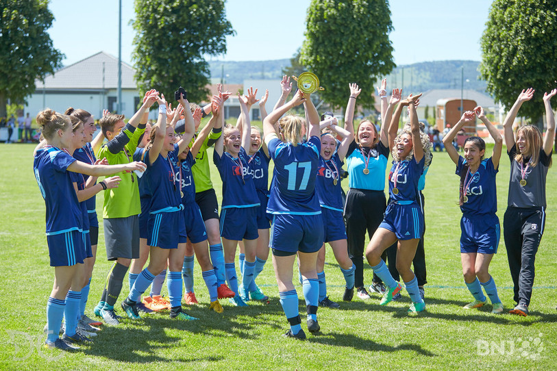 Les filles du Groupement Féminin Vallée ont pu soulever le trophée après une nette victoire en finale. (Photo: Damien Carnal)