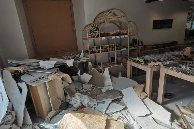 Les murs de La Petite Chocolaterie se sont effondrés lors de l'explosion du bancomat survenue en vieille ville de Delémont ce dimanche. (Photo : Instagram / La Petite Chocolaterie)