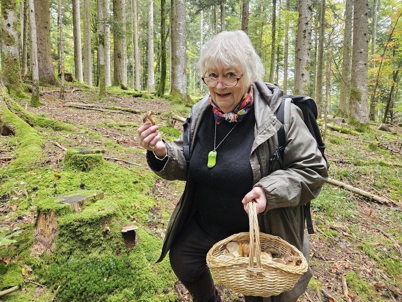 Mélika Borel vient tous les jours dans la forêt sur les hauteurs de Bevaix pour chercher des champignons. 