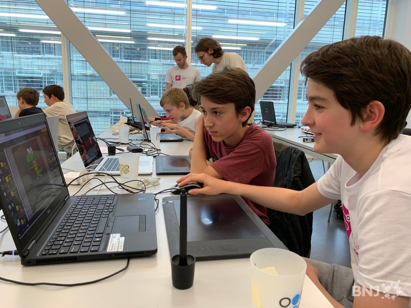 Collaboration obligatoire entre les jeunes participants du LearnIT à Neuchâtel.