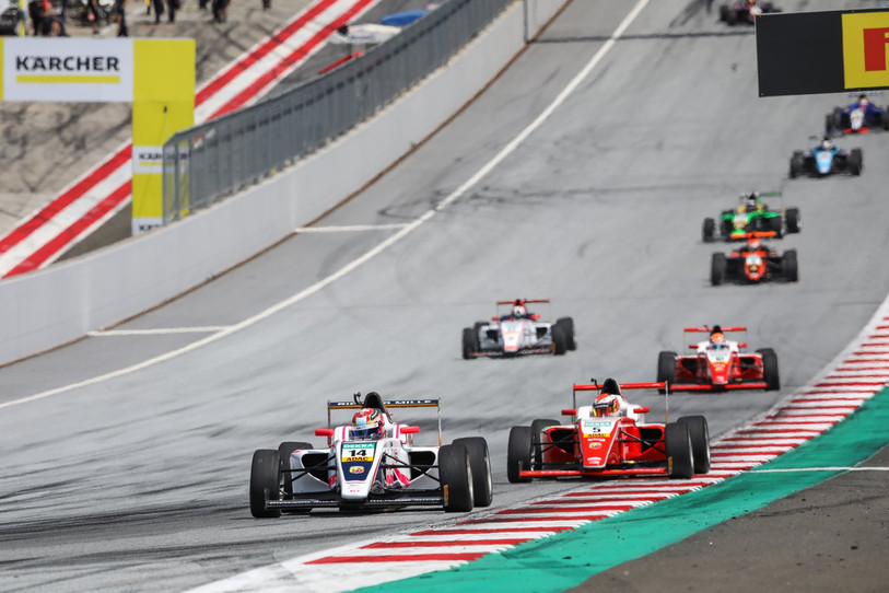 Grégoire Saucy, au volant de la voiture 14, a fini son week-end dans les points au circuit de Spielberg. (Photo: Facebook/ADAC Formel 4)