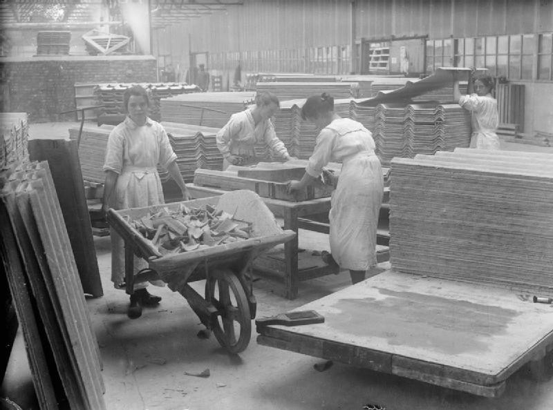 Industrie de l'amiante. Panneau de toiture en amiante-ciment durant la Première Guerre mondiale. ( Photo : http://media.iwm.org.uk/iwm/mediaLib//56/media-56682/large This is photograph Q 28246 from the collections of the Imperial War Museums. )