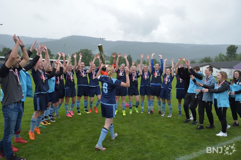 La joie du Groupement Féminin Vallée qui conserve sa couronne (photo : Georges Henz).