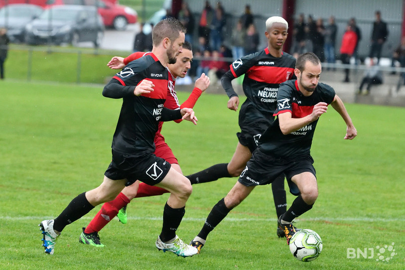 Le FC Courgenay de Florent Jubin (à gauche) et Gaëtan Frund (avec le ballon) doit faire un choix pour son futur (photo : Georges Henz).