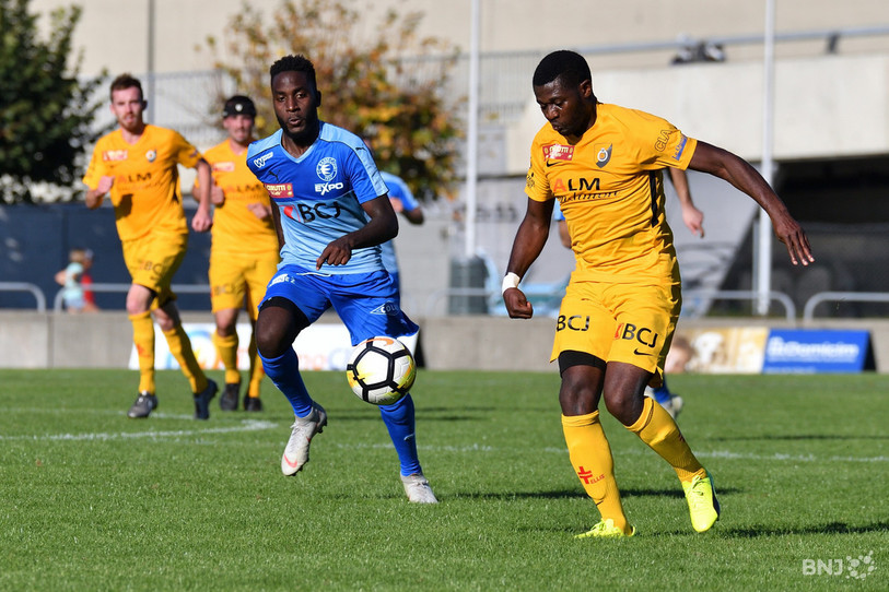 Stéphane Menanga (en jaune) s'en retourne à Bassecourt alors qu'Antonio Chiquet (en bleu) met le cap sur Courgenay.