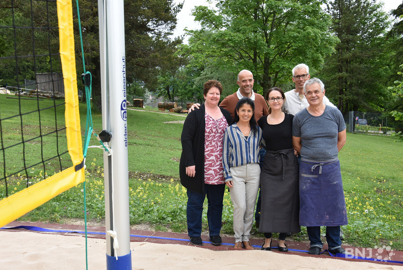 De gauche à droite: Murielle Gugel (secrétariat de la chancellerie et de l'école primaire de Valbirse), Nadine Graber (conseillère communale en charge des bâtiments), Jean-Luc Gyger (responsable des gardes bains), Céline Grandjean (tenancière du restaurant), Manuel Hennet (responsable des services techniques de Valbirse), ainsi que Luigi Casalino (tenancier du restaurant).
