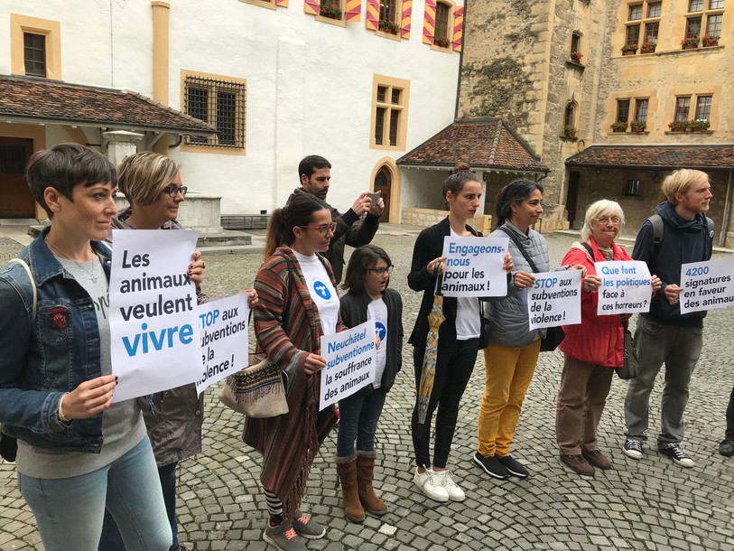 Plusieurs membres de l'association « Pour l’égalité animale » ont fait le déplacement au Château de Neuchâtel pour remettre la pétition.