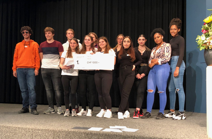 Les élèves du CEFF de Moutier et Tramelan ont gagné un chèque de 1'000 francs pour leurs projets primés.