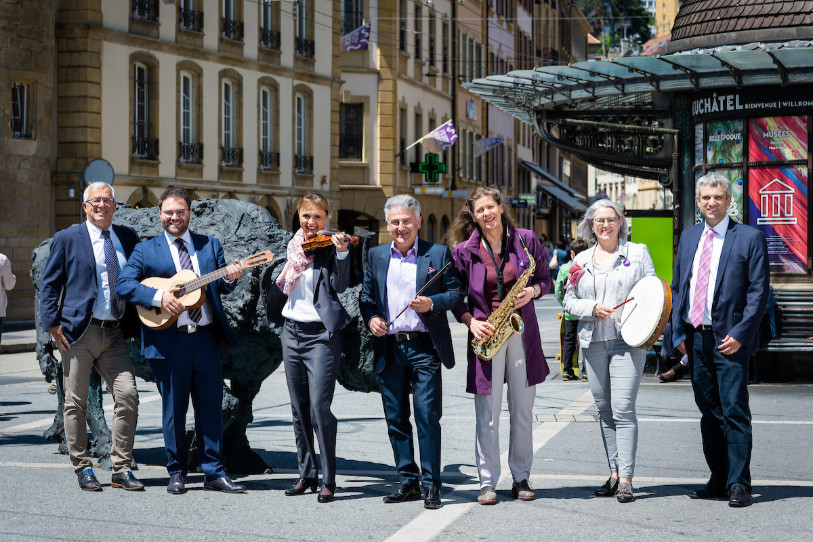 Le Conseil communal de Neuchâtel : Fabio Bongiovanni, Violaine Blétry-de Montmollin, Thomas Facchinetti, Christine Gaillard et Anne-Françoise Loup, entourés par Rémy Voirol, chancelier et Bertrand Cottier, vice-chancelier. Photo : Atelier 333.