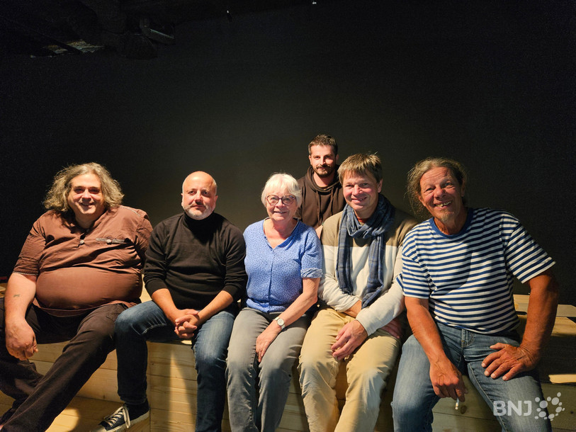 L'équipe à la tête de l’Acte 2. De gauche à droite : Georges Barthoulot, responsable technique, Pietro Falce, directeur adjoint, Jeanne Michel, membre du comité et comédienne, Nicolas Rausa (derrière), co-responsable du bar avec Maël Cattin (absent sur la photo), Claude Moulet, directeur et Olivier Forel, membre du comité et musicien. 
