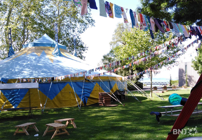 Le grand chapiteau du festival plusQ'île avec au fond le lac de Bienne.